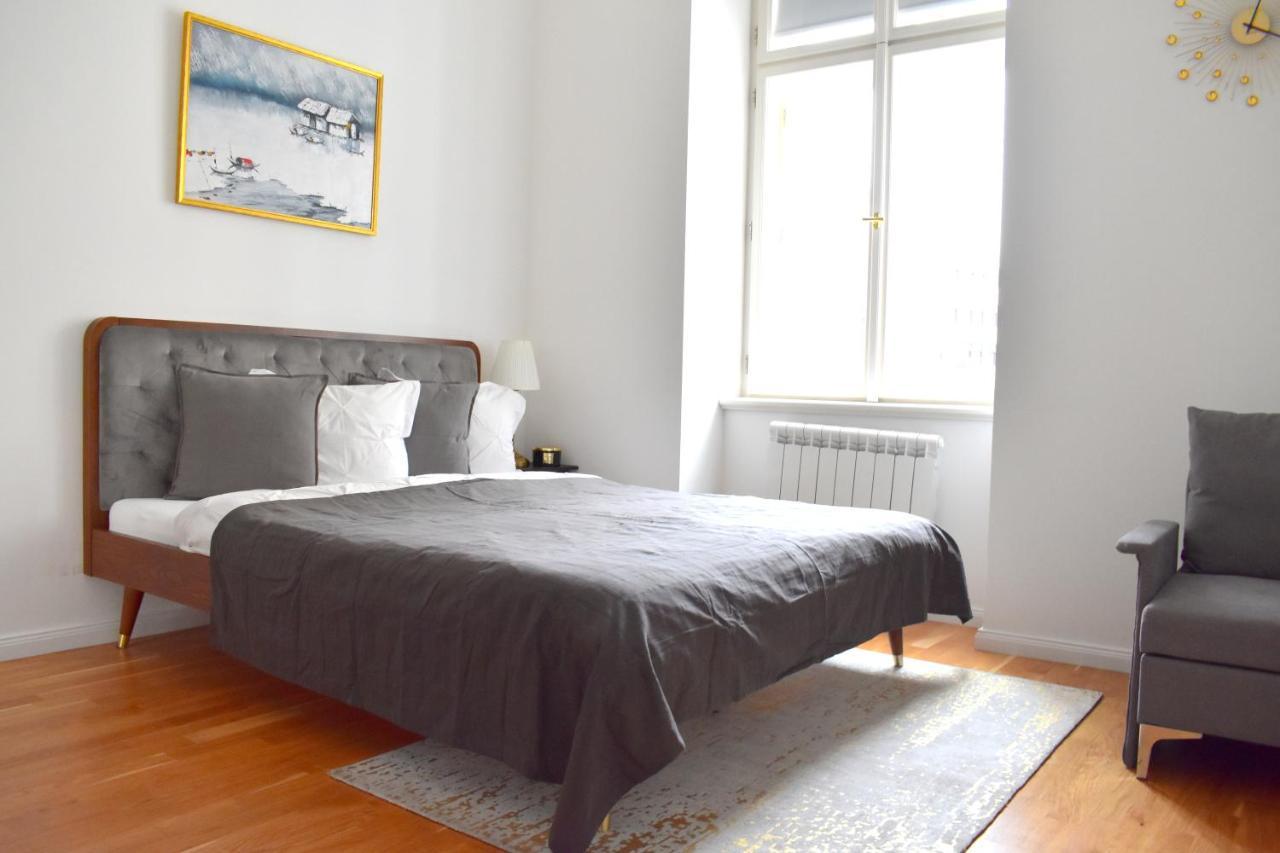 Lovely Apartment In Center Прага Екстериор снимка