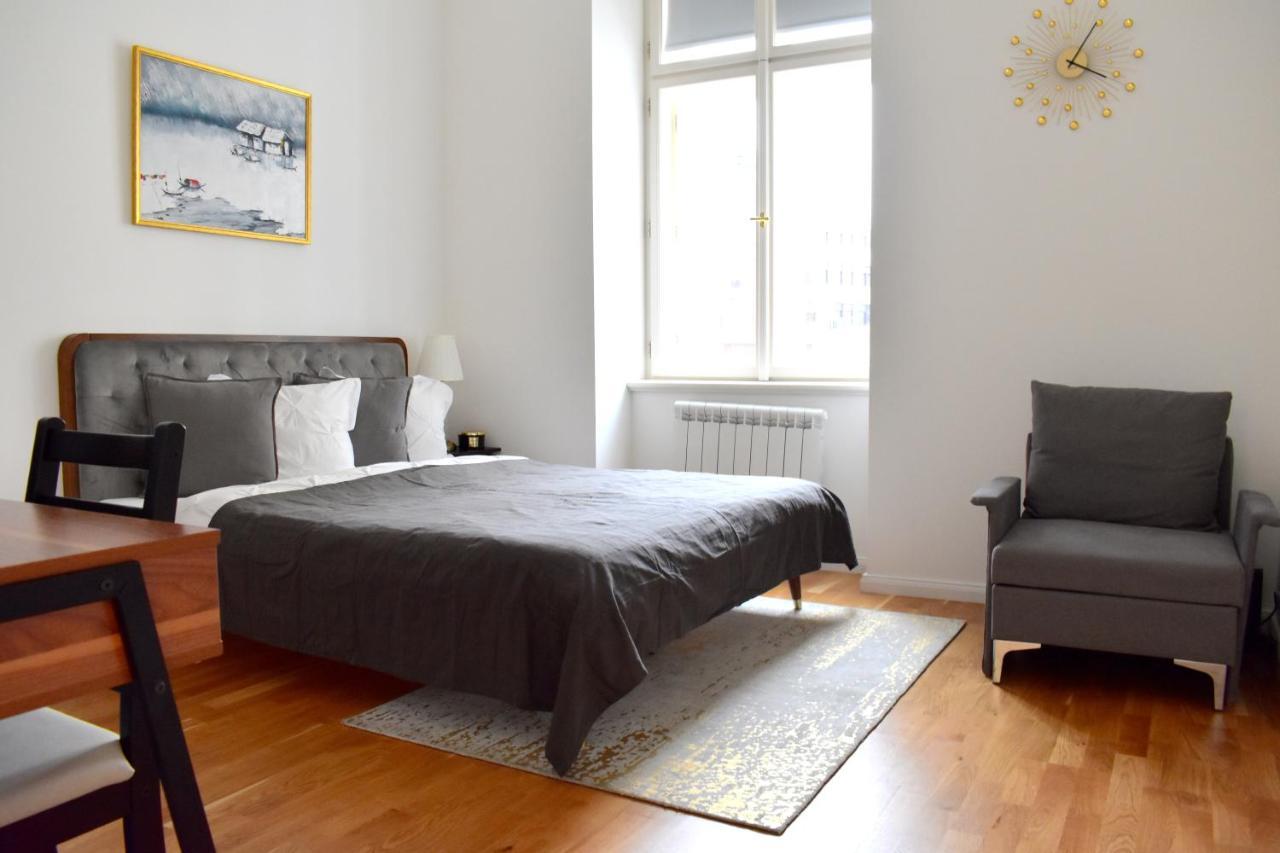 Lovely Apartment In Center Прага Екстериор снимка