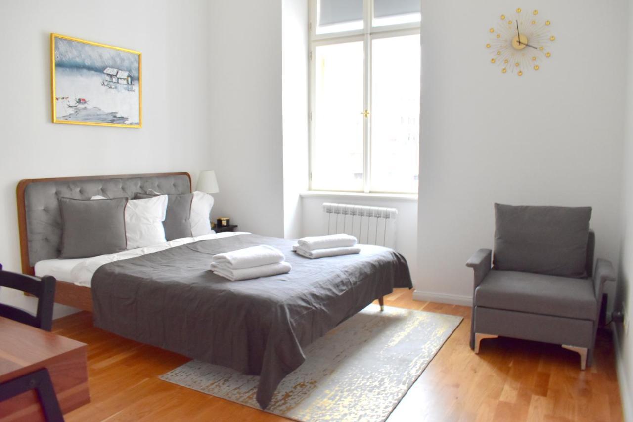 Lovely Apartment In Center Прага Екстериор снимка